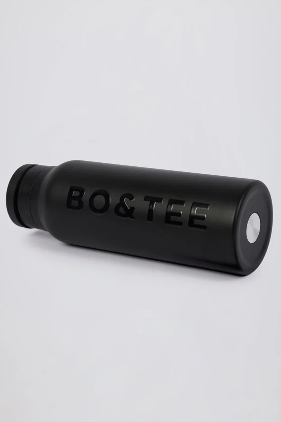 Magnetic Thermos-Insulated Stainless Steel Water Bottle in Black Magnetic Thermos-Insulated Stainless Steel Water Bottle in Black