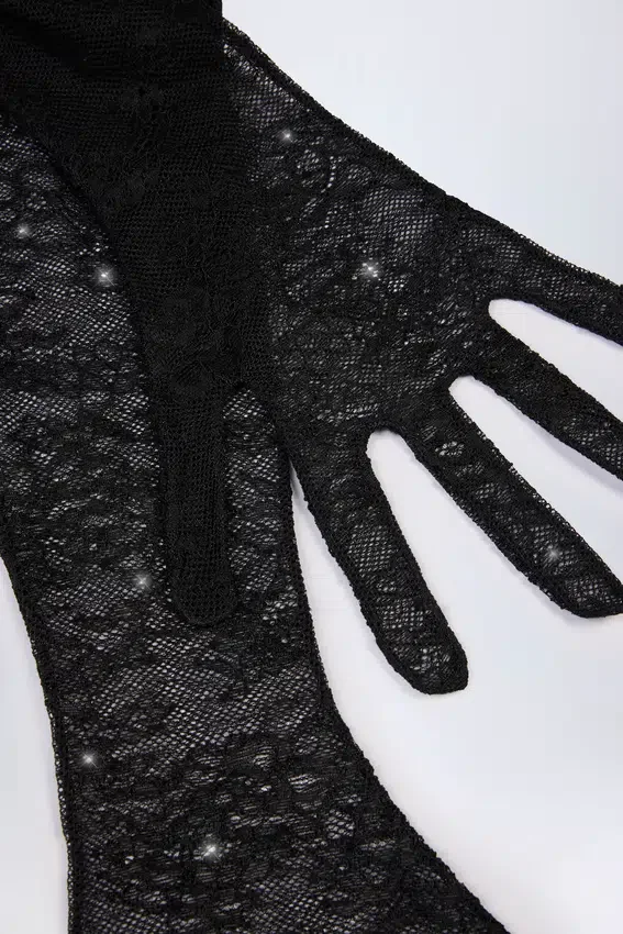 Poe Lace Gloves in Black Poe Lace Gloves in Black