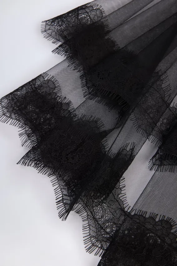 Trixie Lace-Trim Veil in Black Trixie Lace-Trim Veil in Black